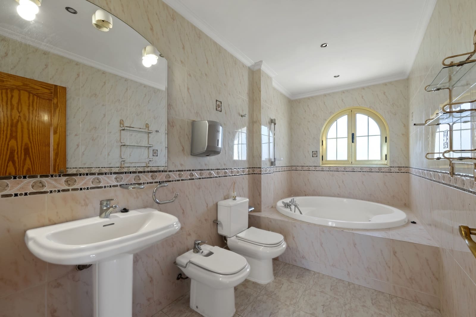 4 Zimmer Villa zu verkaufen in Mijas Costa mit Pool Garage - 895.000 € (Ref: 9334256)