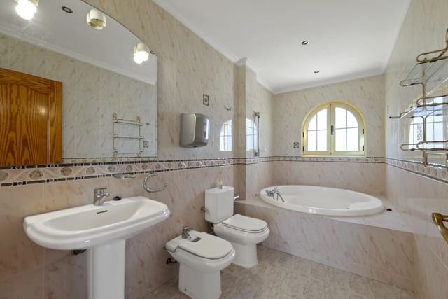 4 soverom Villa til salgs i Mijas Costa, Mijas med svømmebasseng garasje - € 895 000 (Ref: 9334256)