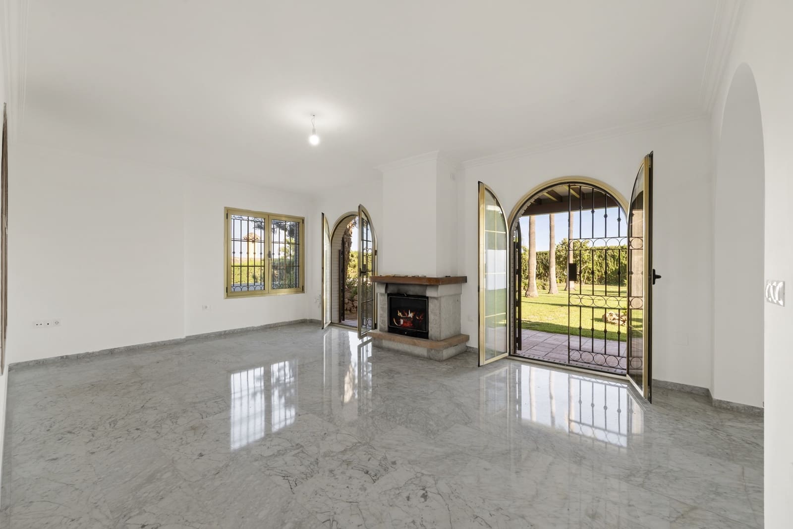 4 Zimmer Villa zu verkaufen in Mijas Costa mit Pool Garage - 895.000 € (Ref: 9334256)