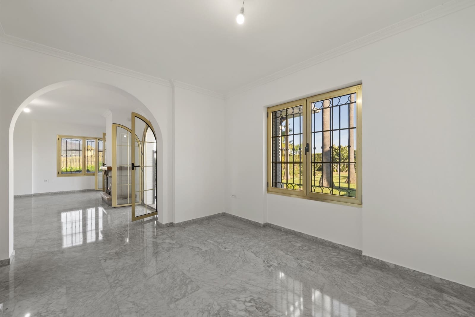 4 Zimmer Villa zu verkaufen in Mijas Costa mit Pool Garage - 895.000 € (Ref: 9334256)