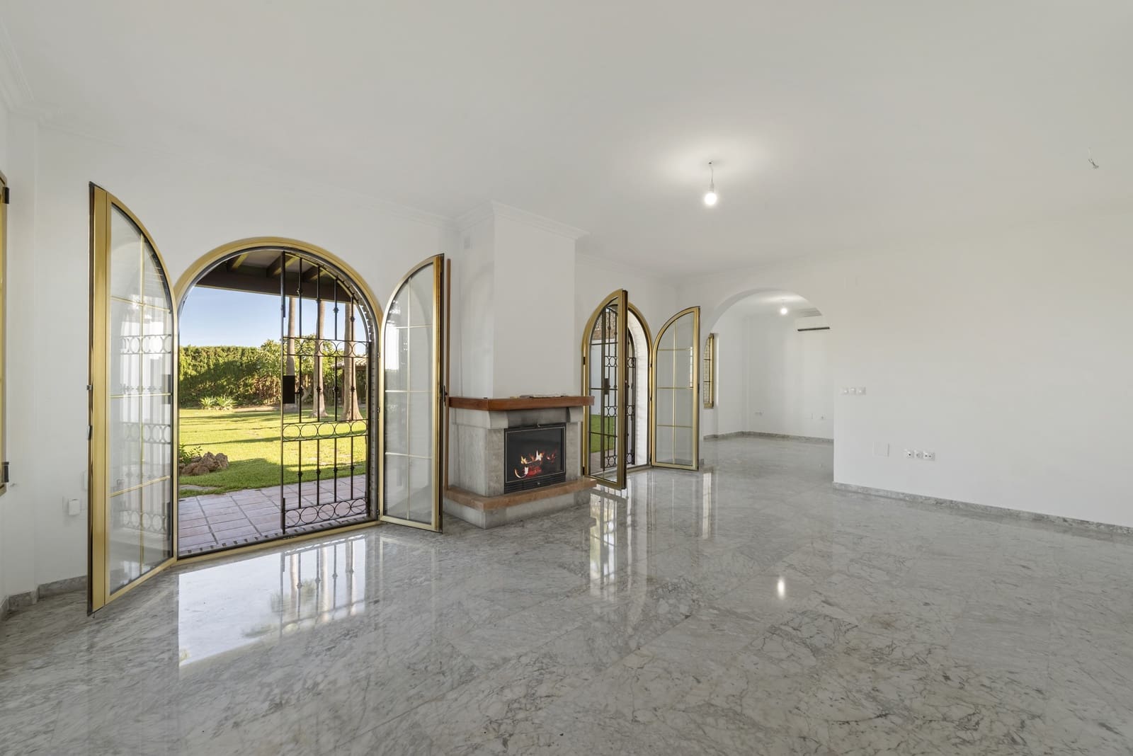 4 Zimmer Villa zu verkaufen in Mijas Costa mit Pool Garage - 895.000 € (Ref: 9334256)