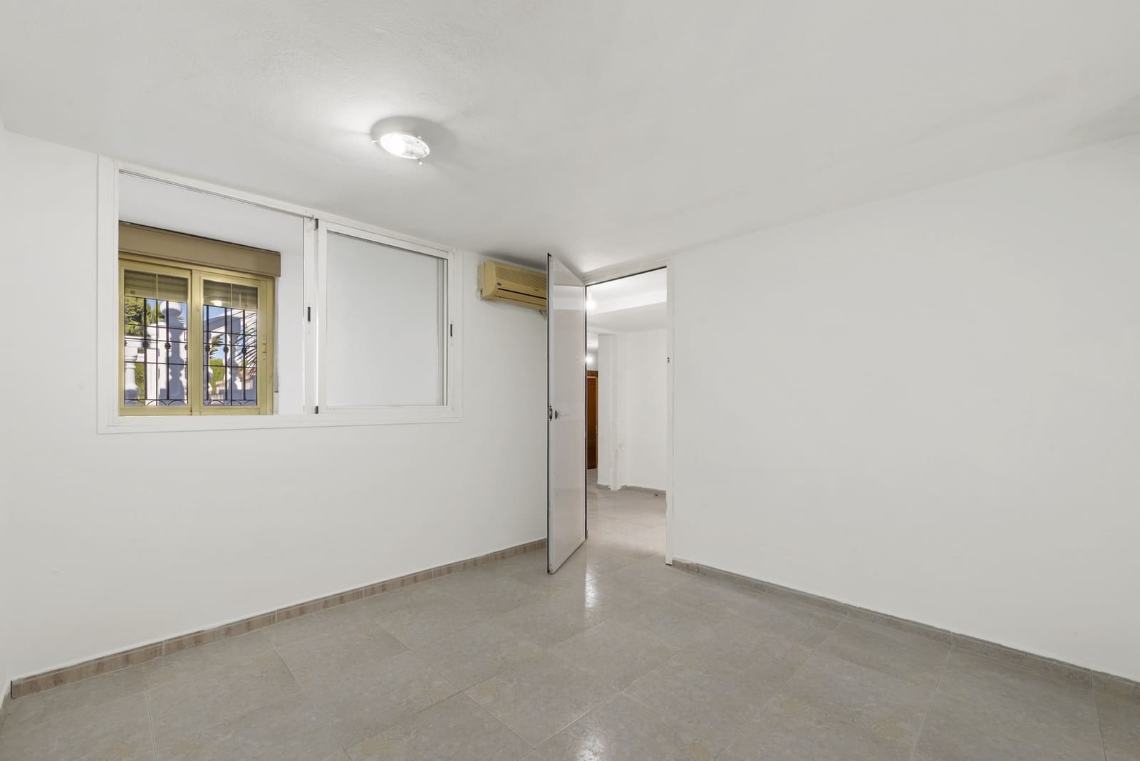 4 Zimmer Villa zu verkaufen in Mijas Costa mit Pool Garage - 895.000 € (Ref: 9334256)