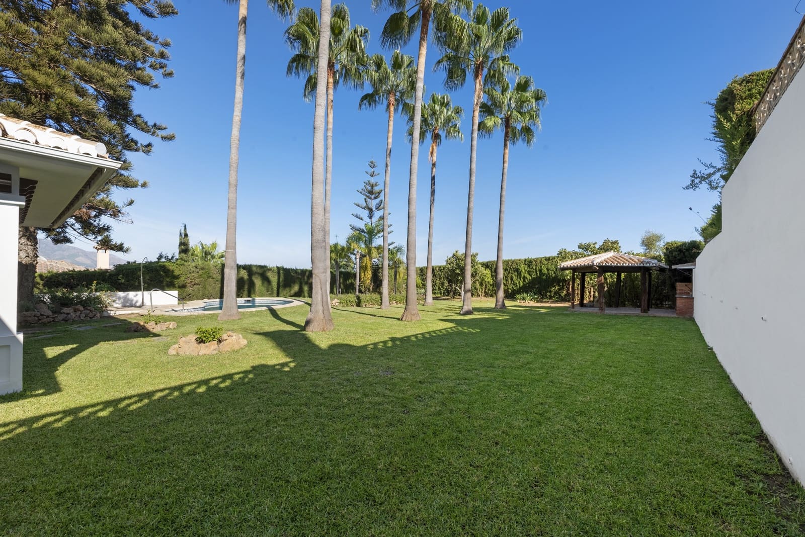4 Zimmer Villa zu verkaufen in Mijas Costa mit Pool Garage - 895.000 € (Ref: 9334256)