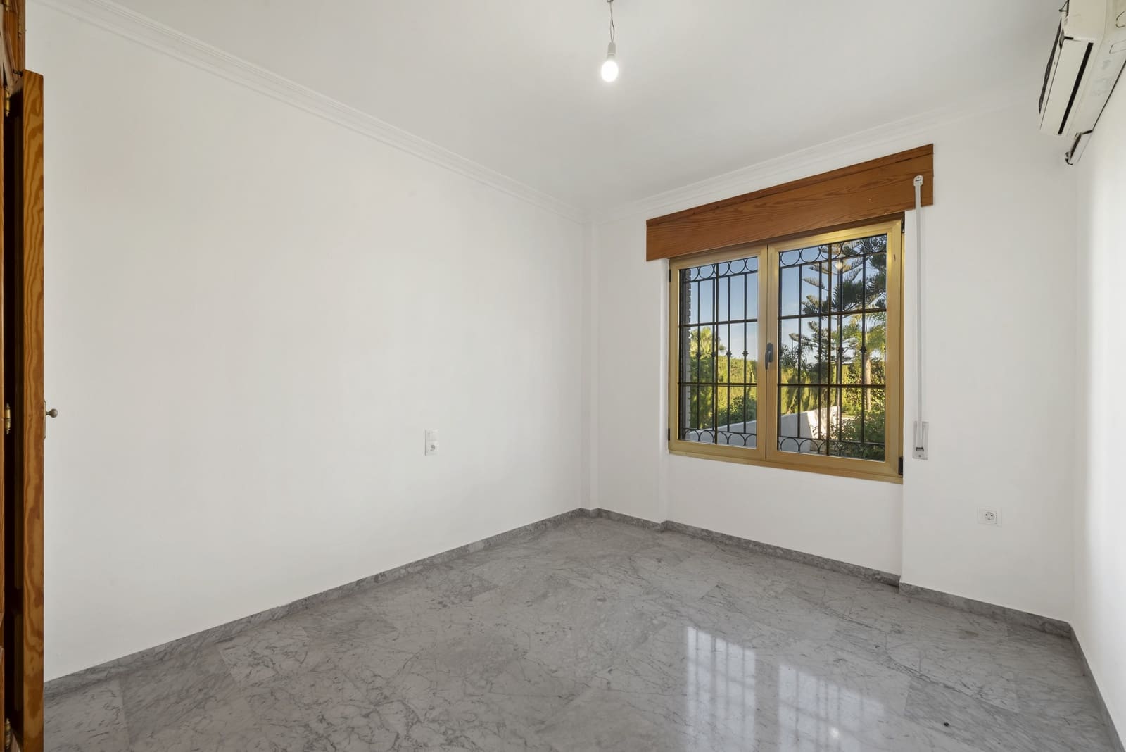 4 Zimmer Villa zu verkaufen in Mijas Costa mit Pool Garage - 895.000 € (Ref: 9334256)