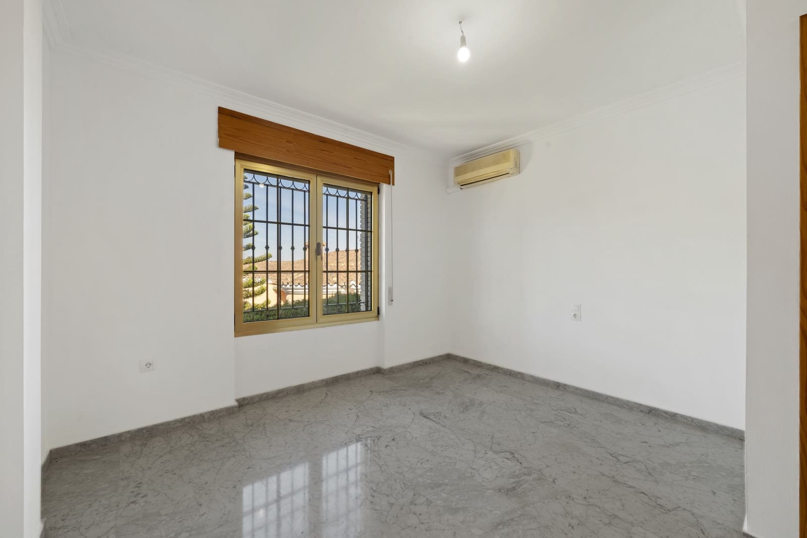 4 Zimmer Villa zu verkaufen in Mijas Costa mit Pool Garage - 895.000 € (Ref: 9334256)