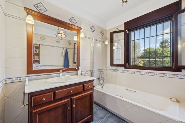 5 soverom Villa til salgs i Mijas Costa, Mijas med svømmebasseng garasje - € 1 150 000 (Ref: 9357961)