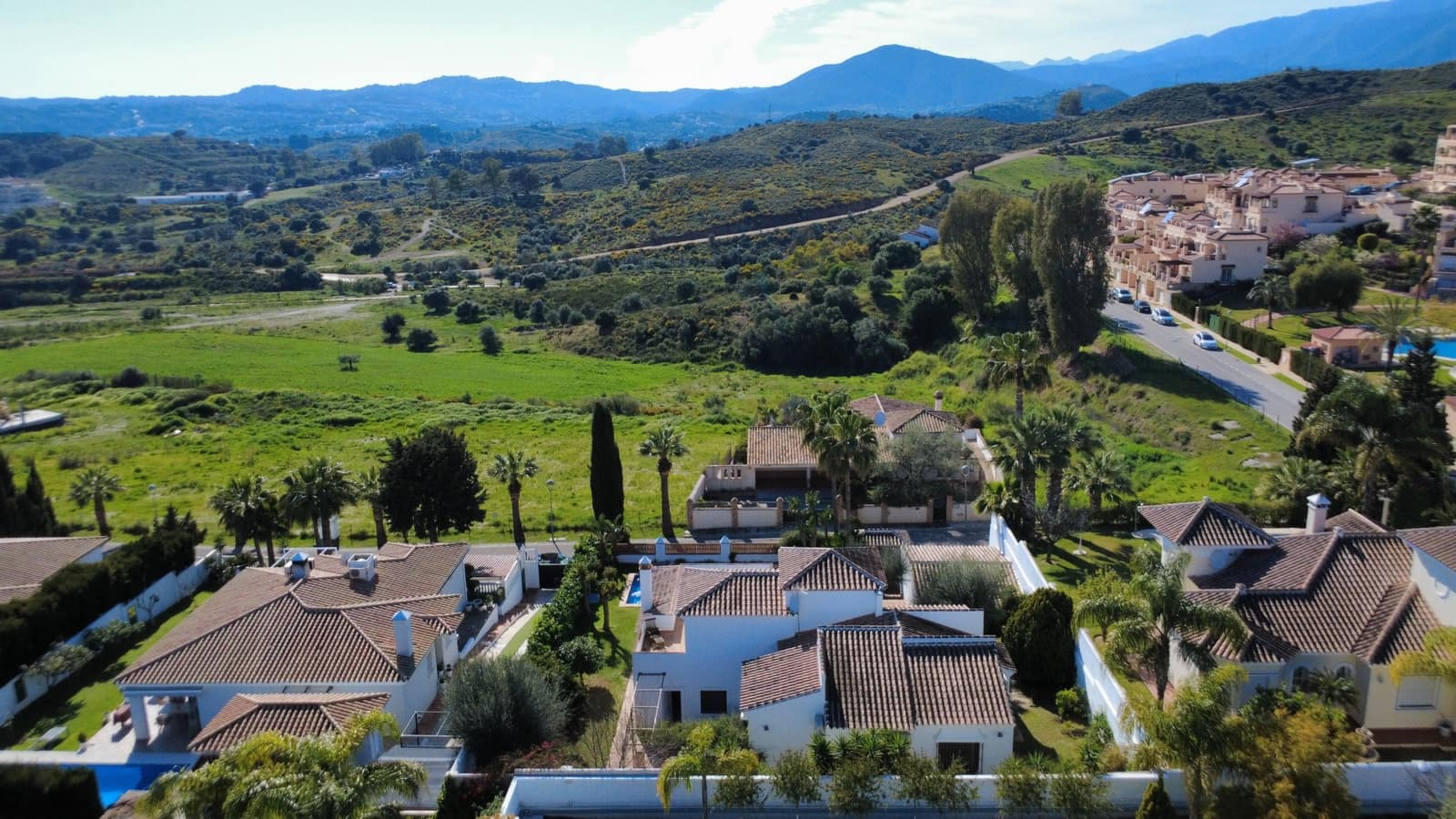 5 bedroom Villa for sale in Mijas Costa with pool garage - € 1,125,000 (Ref: 9357961)