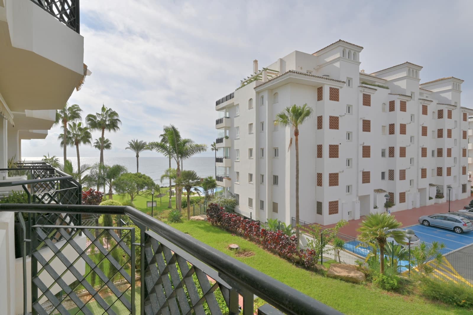 2 bedroom Apartment for sale in Calahonda with garage - € 595,000 (Ref: 9374697)