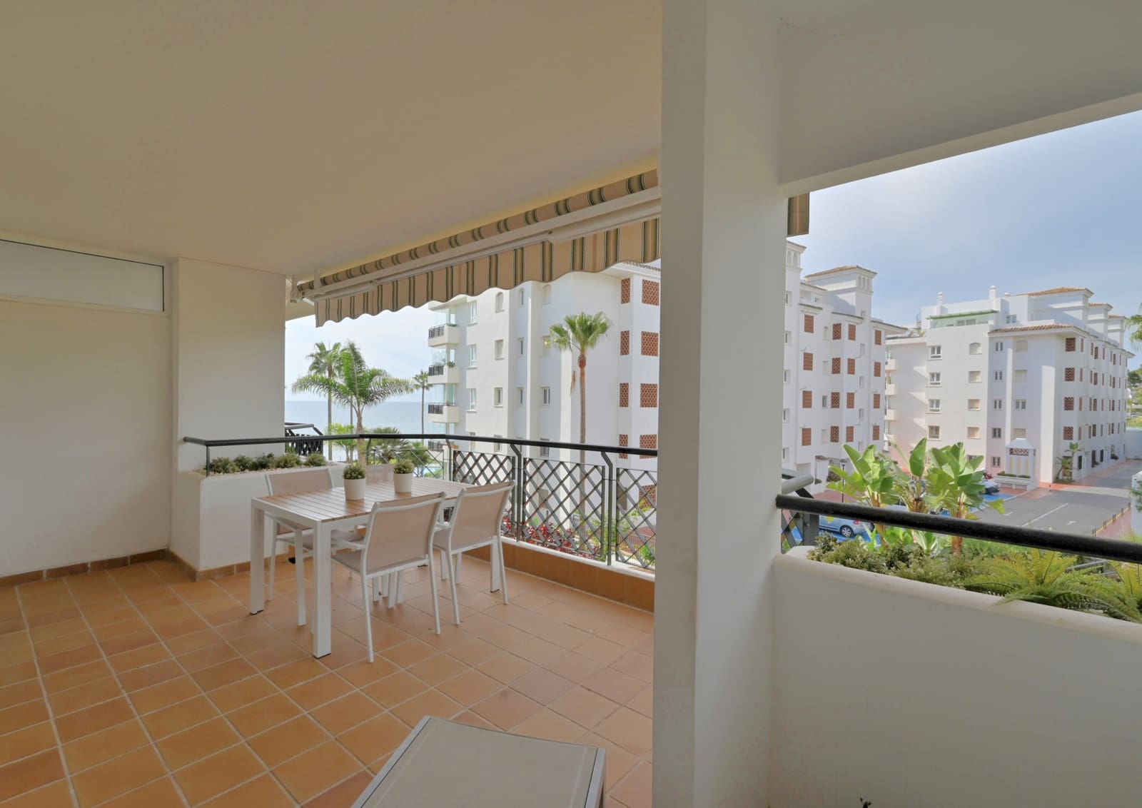 2 bedroom Apartment for sale in Calahonda with garage - € 595,000 (Ref: 9374697)