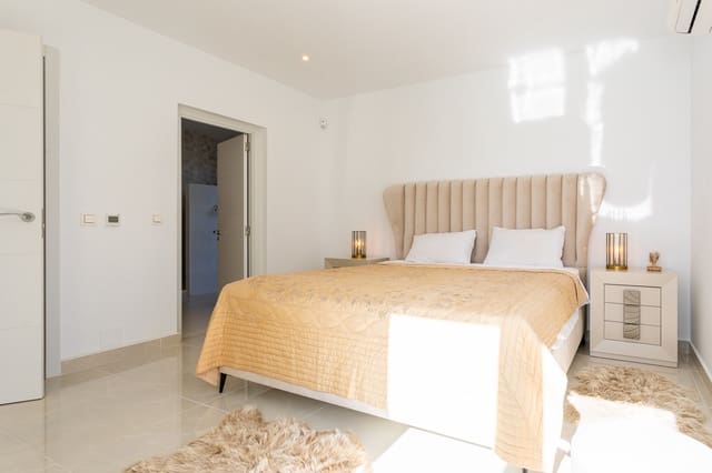 3 chambre Villa/Maison à vendre à Calahonda, Mijas avec piscine garage - 1 100 000 € (Ref: 9376497)
