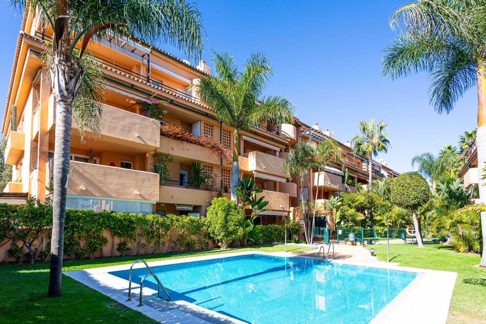 Apartamento de 2 habitaciones en Marbella en venta con piscina garaje - 650.000 € (Ref: 9390055)