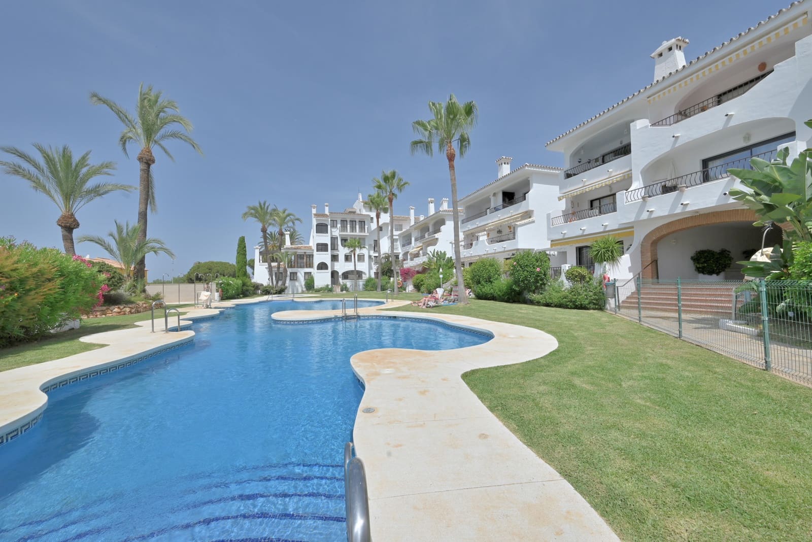 2 bedroom Penthouse for sale in Calahonda with pool garage - € 340,000 (Ref: 9406085)