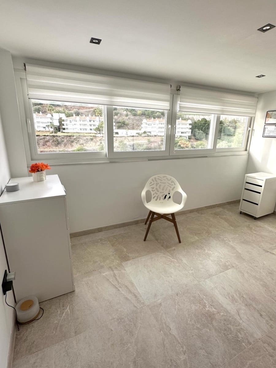 4 makuuhuone Omakotitalo myytävänä paikassa Calahonda mukana uima-altaan 
autotalli - 689 000 € (Ref: 9415730)