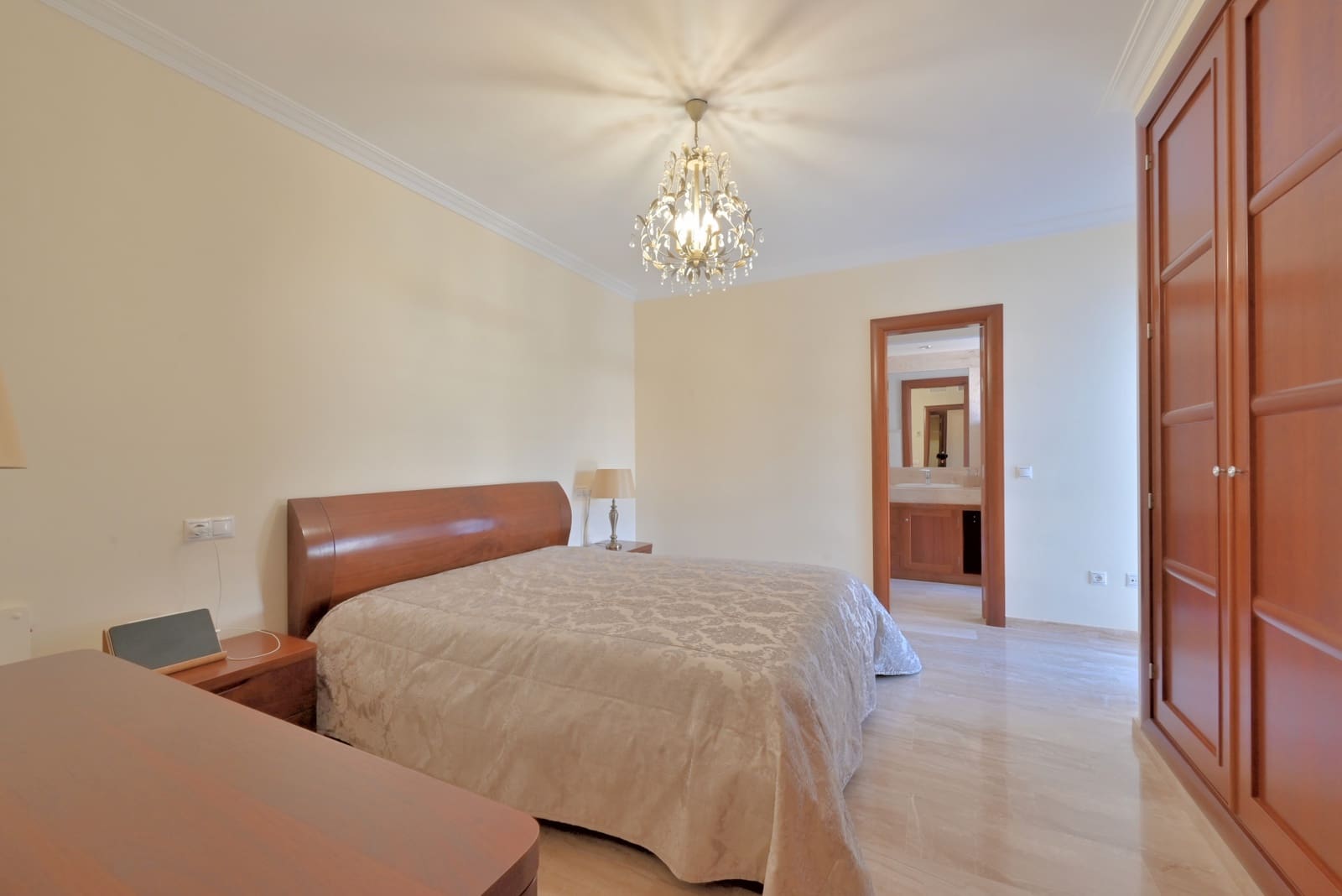 4 makuuhuone Omakotitalo myytävänä paikassa Calahonda mukana uima-altaan 
autotalli - 689 000 € (Ref: 9415730)