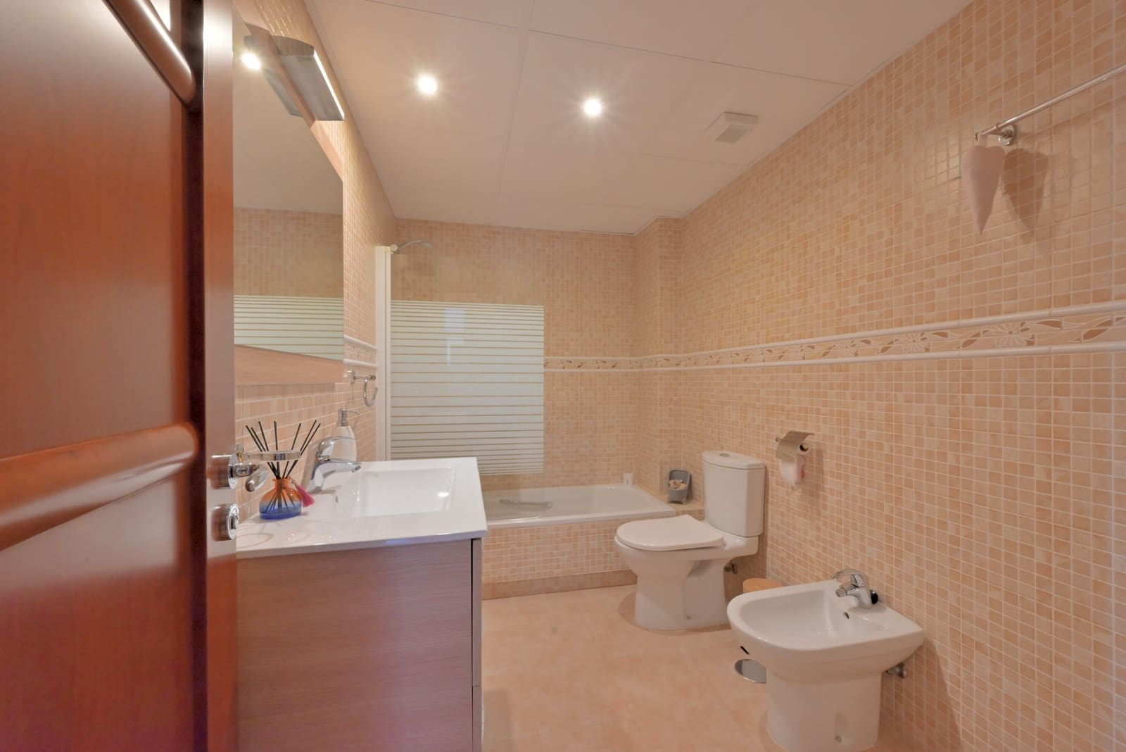 4 makuuhuone Omakotitalo myytävänä paikassa Calahonda mukana uima-altaan 
autotalli - 689 000 € (Ref: 9415730)