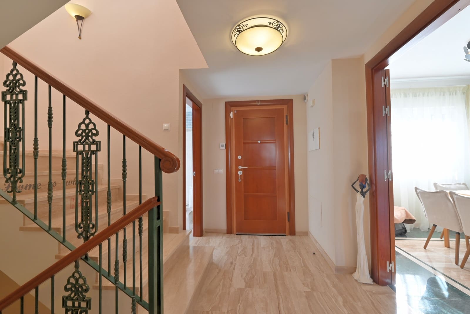 4 makuuhuone Omakotitalo myytävänä paikassa Calahonda mukana uima-altaan 
autotalli - 689 000 € (Ref: 9415730)