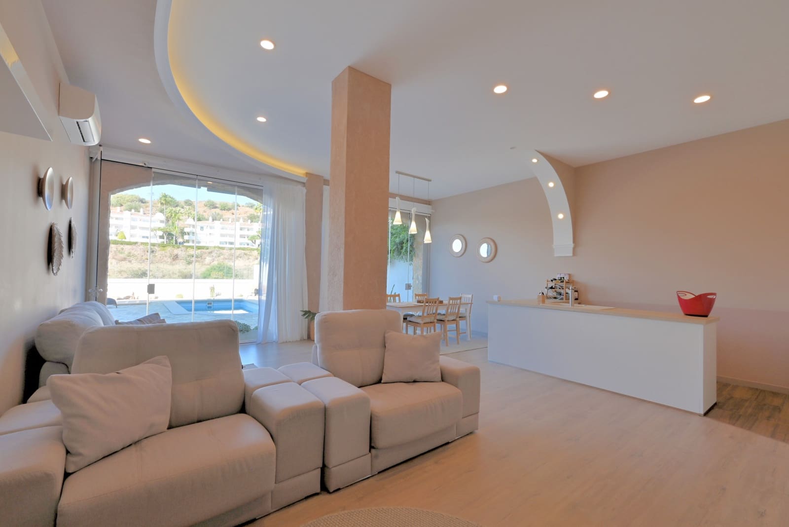 4 makuuhuone Omakotitalo myytävänä paikassa Calahonda mukana uima-altaan 
autotalli - 689 000 € (Ref: 9415730)