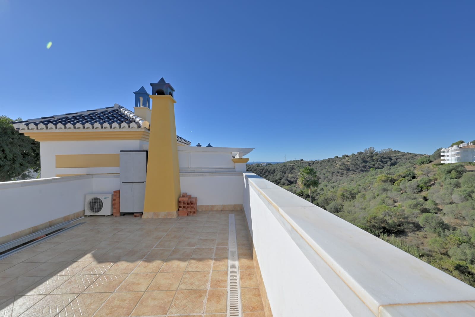 4 makuuhuone Omakotitalo myytävänä paikassa Calahonda mukana uima-altaan 
autotalli - 689 000 € (Ref: 9415730)