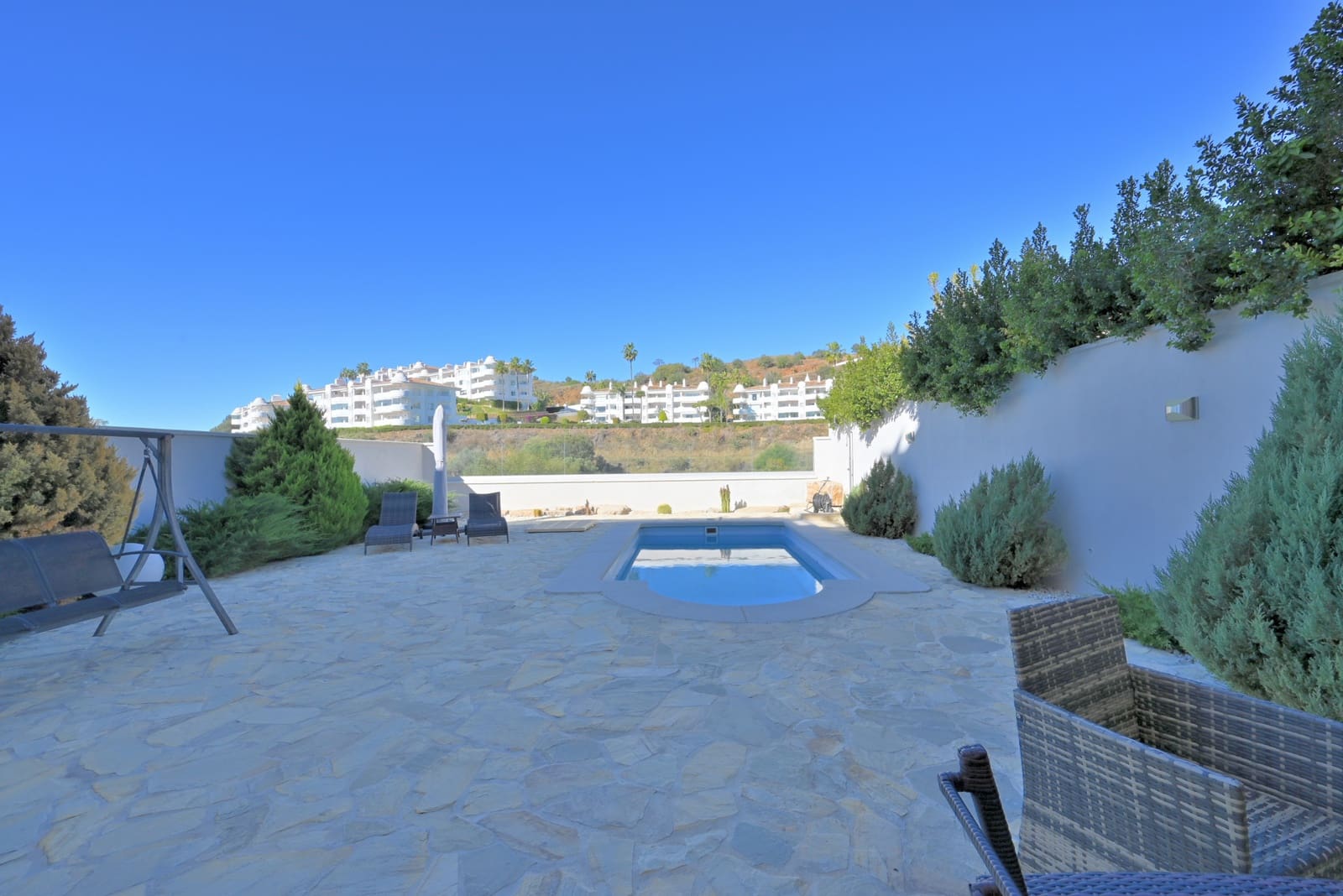 4 makuuhuone Omakotitalo myytävänä paikassa Calahonda mukana uima-altaan 
autotalli - 689 000 € (Ref: 9415730)