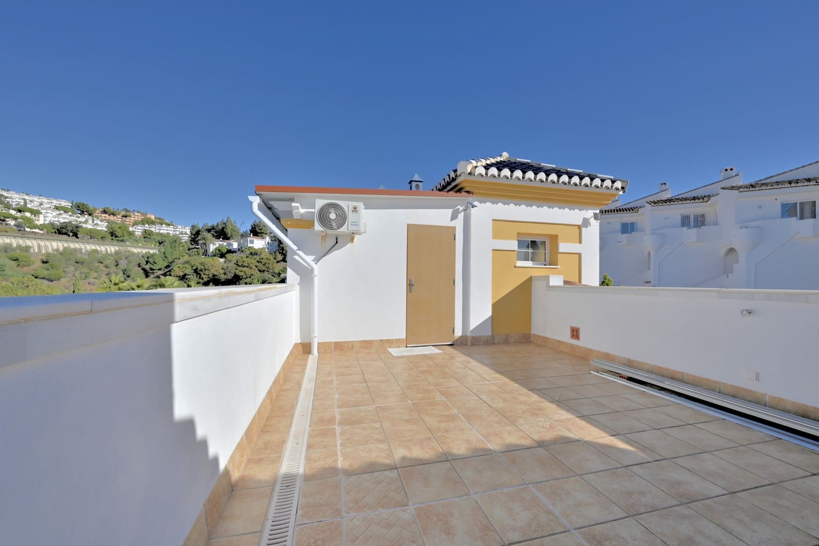 4 makuuhuone Omakotitalo myytävänä paikassa Calahonda mukana uima-altaan 
autotalli - 689 000 € (Ref: 9415730)