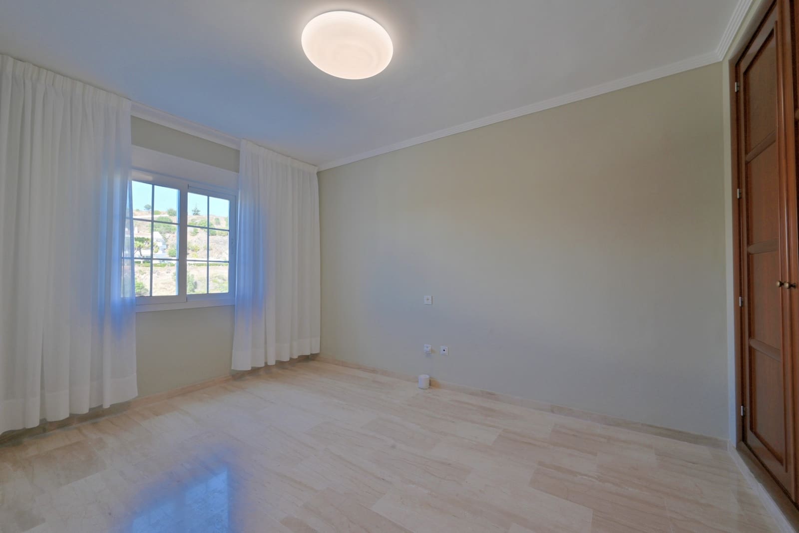 4 sypialnia Dom na sprzedaż w Calahonda z basenem garażem - 689 000 € (Ref: 9415730)