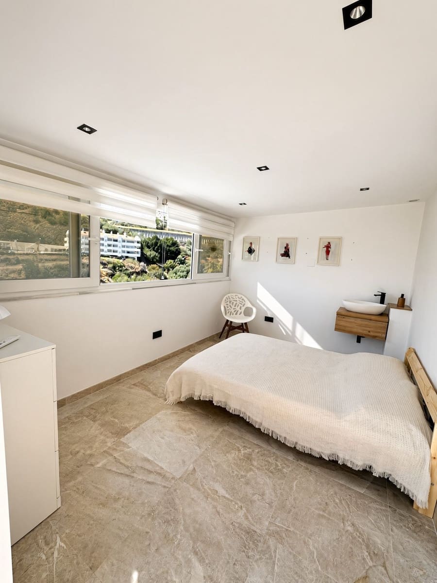 4 bedroom Townhouse for sale in Calahonda with pool garage - € 679,000 (Ref: 9415730)