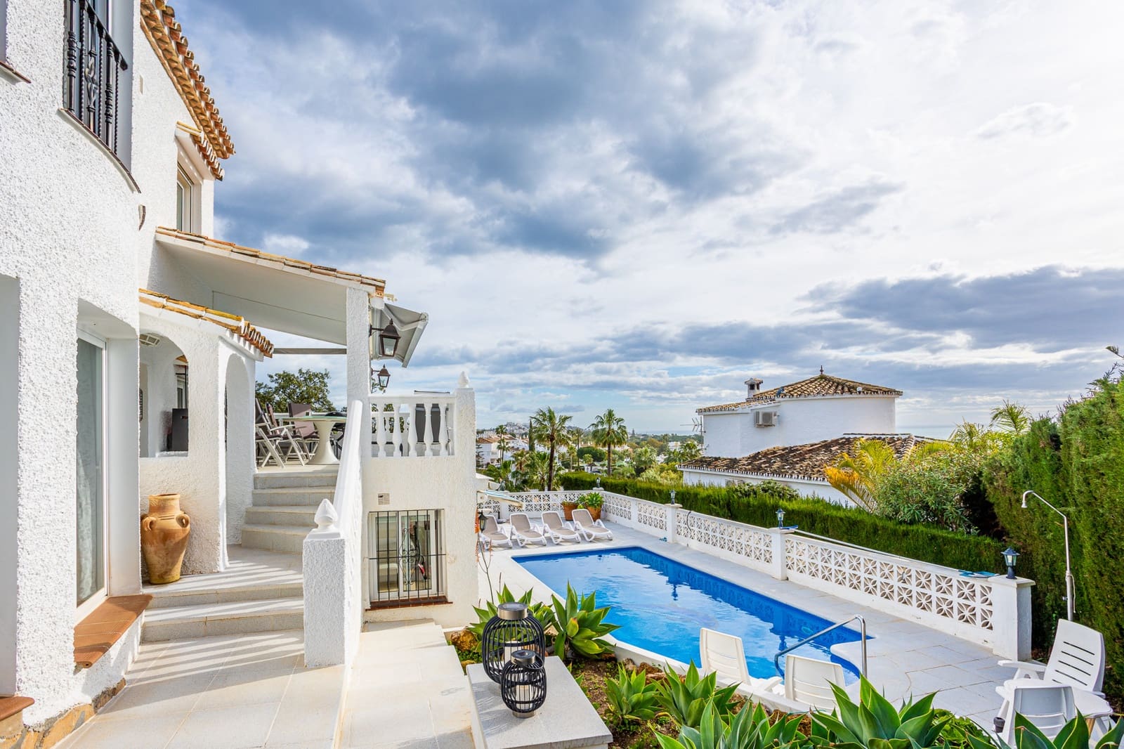 4 bedroom Villa for sale in Calahonda with pool garage - € 1,029,000 (Ref: 9570363)