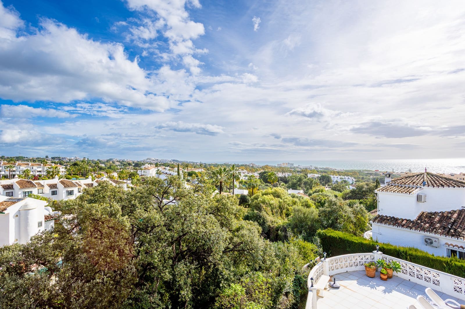 4 bedroom Villa for sale in Calahonda with pool garage - € 1,029,000 (Ref: 9570363)