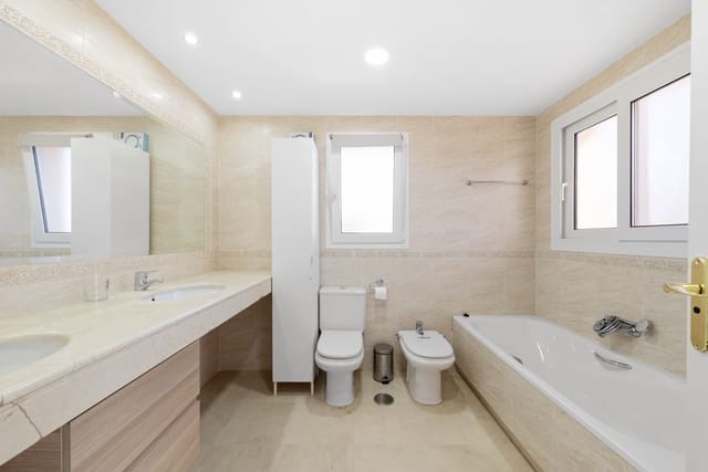 3 sovrum Semi-fristående Villa till salu i Riviera del Sol, Mijas med pool garage - 525 000 € (Ref: 9604463)