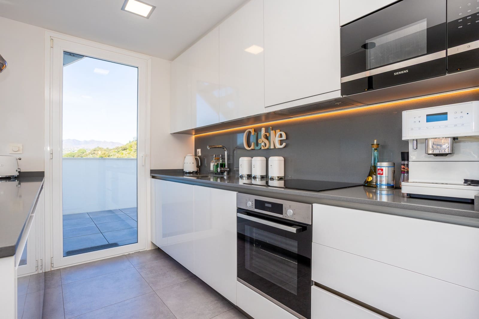 3 chambre Penthouse à vendre à La Cala de Mijas avec piscine garage - 1 150 000 € (Ref: 9643643)