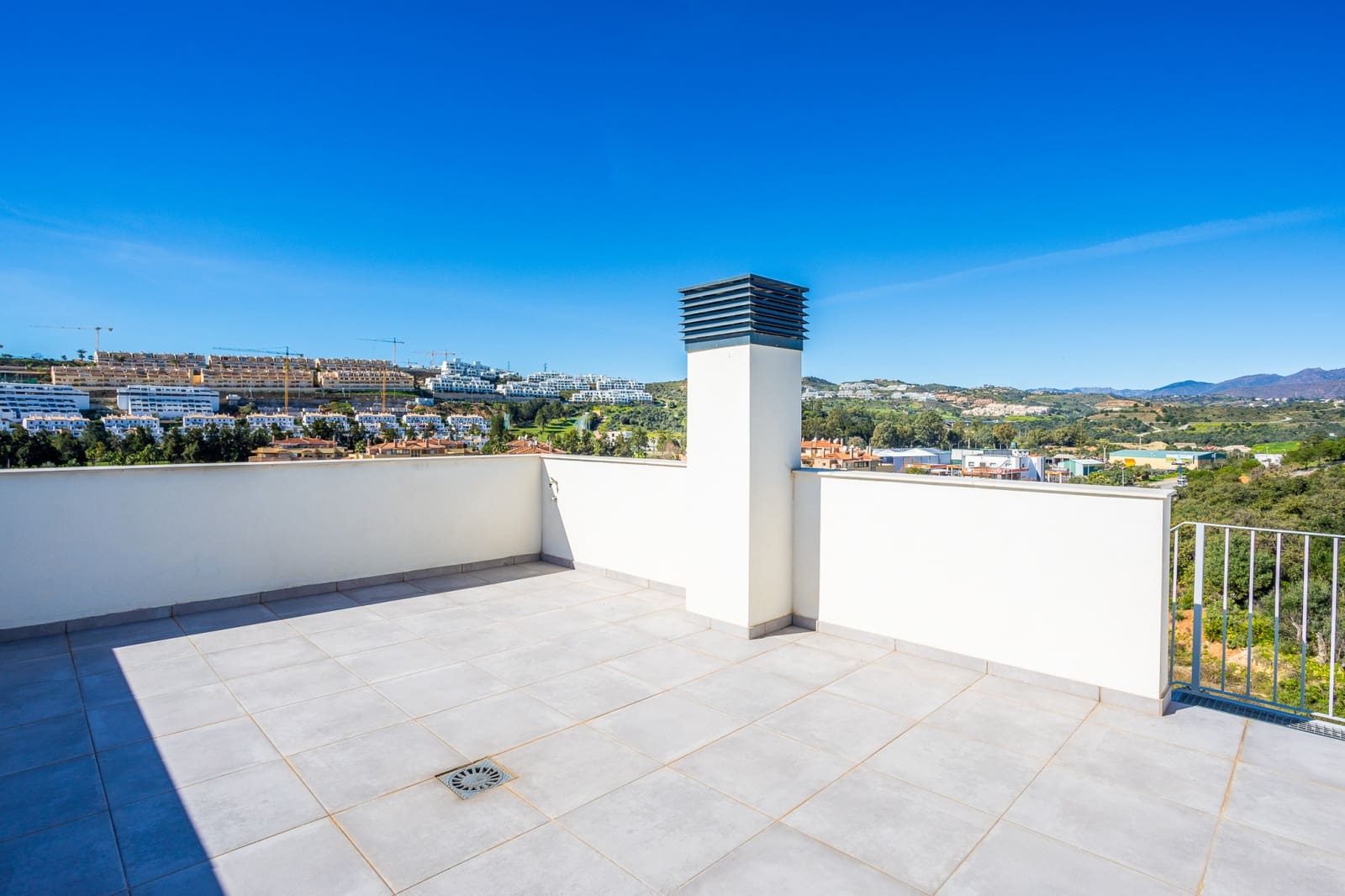 3 chambre Penthouse à vendre à La Cala de Mijas avec piscine garage - 1 150 000 € (Ref: 9643643)