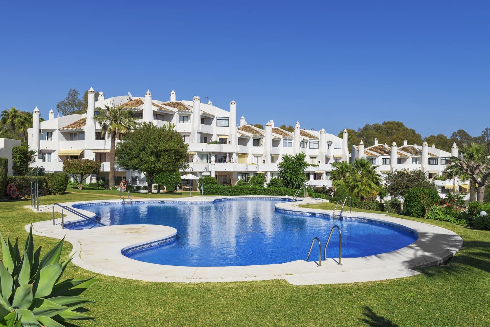 Apartamento de 2 habitaciones en Calahonda en venta con piscina - 435.000 € (Ref: 9658145)