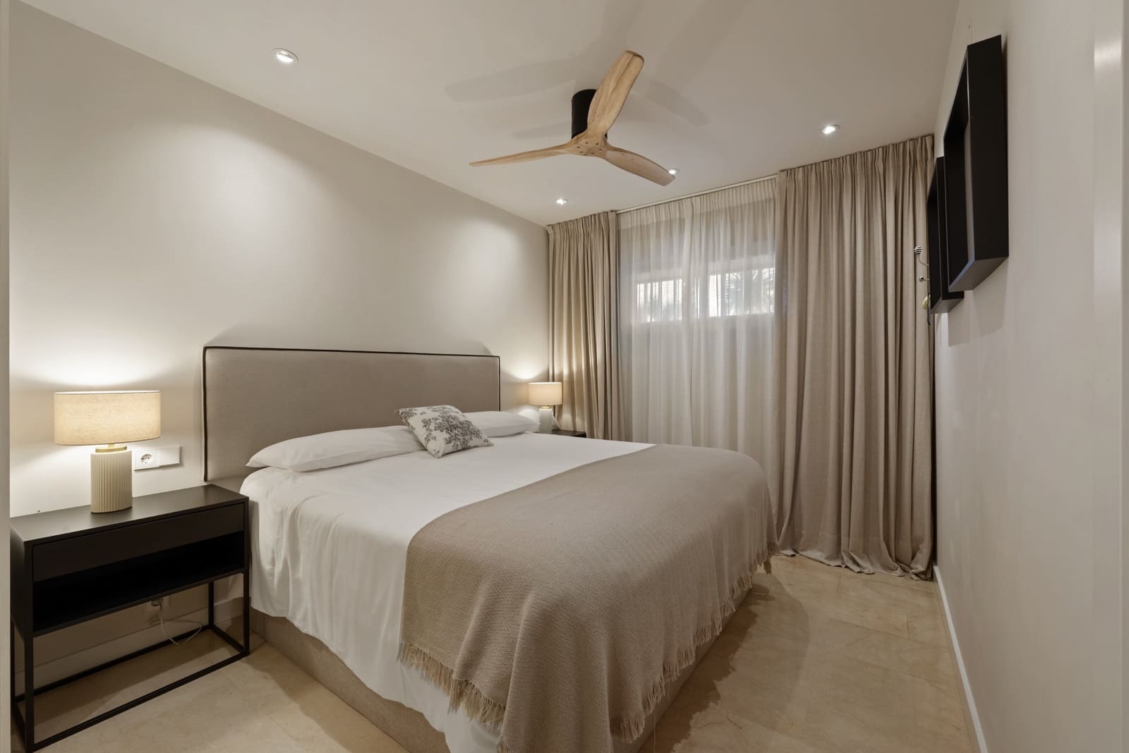 2 bedroom Apartment for sale in Fuengirola with pool garage - € 799,000 (Ref: 9720987)