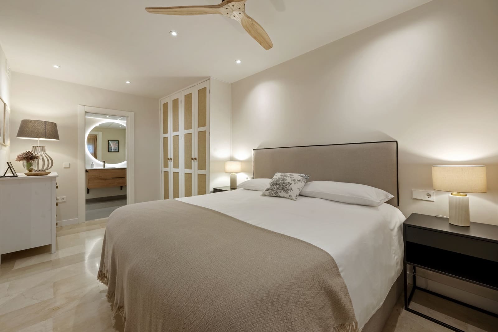 2 bedroom Apartment for sale in Fuengirola with pool garage - € 799,000 (Ref: 9720987)