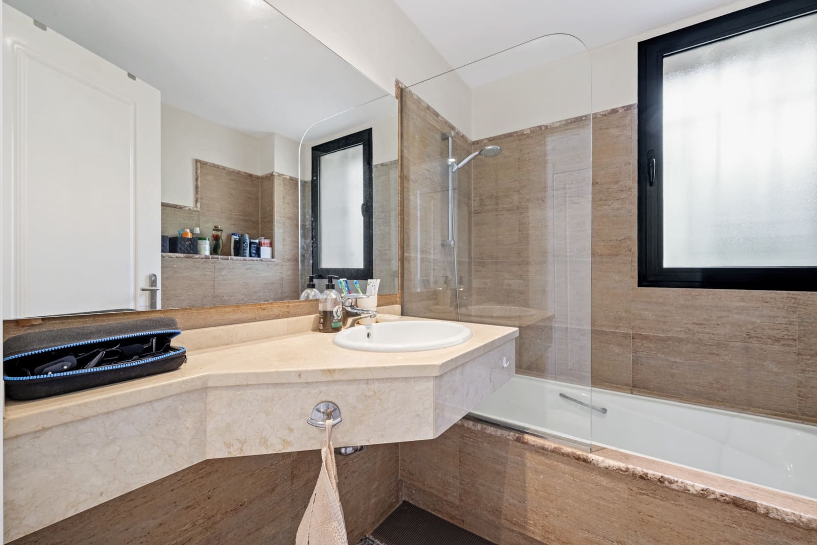 Apartamento de 2 habitaciones en Calahonda en venta con piscina garaje - 385.000 € (Ref: 9755109)