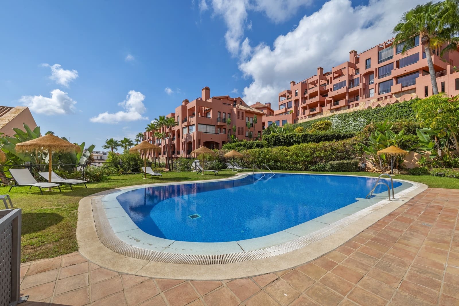 Apartamento de 2 habitaciones en Calahonda en venta con piscina garaje - 385.000 € (Ref: 9755109)