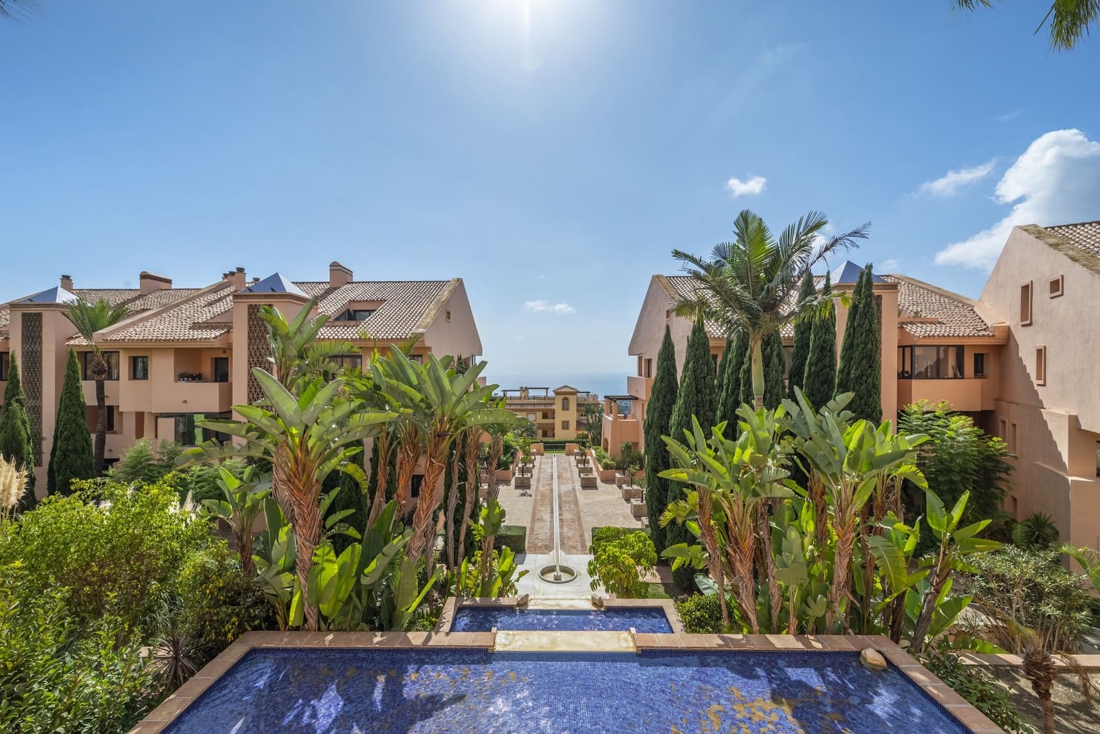 Apartamento de 2 habitaciones en Calahonda en venta con piscina garaje - 385.000 € (Ref: 9755109)