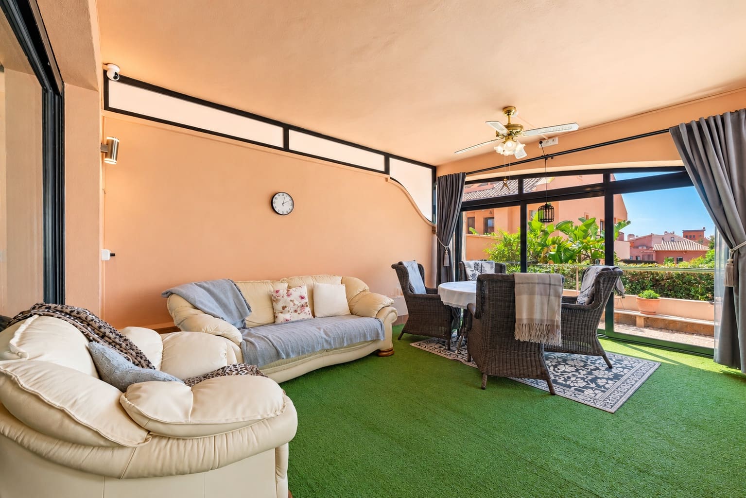 Apartamento de 2 habitaciones en Calahonda en venta con piscina garaje - 359.000 € (Ref: 9755109)