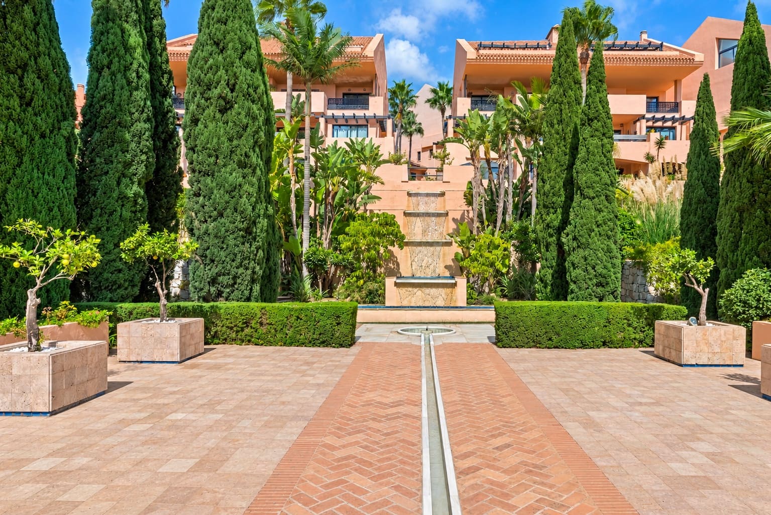 Apartamento de 2 habitaciones en Calahonda en venta con piscina garaje - 359.000 € (Ref: 9755109)