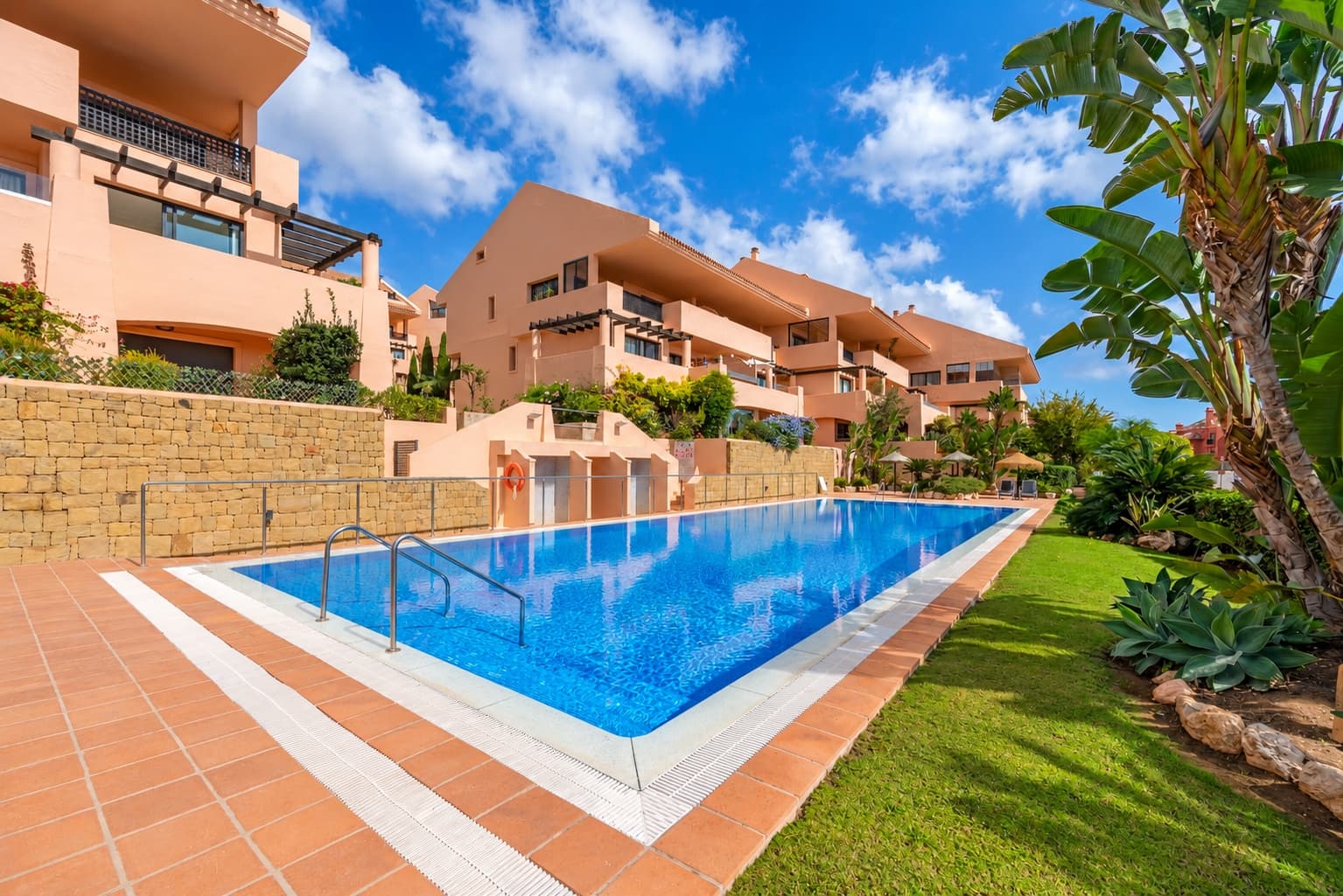Apartamento de 2 habitaciones en Calahonda en venta con piscina garaje - 359.000 € (Ref: 9755109)