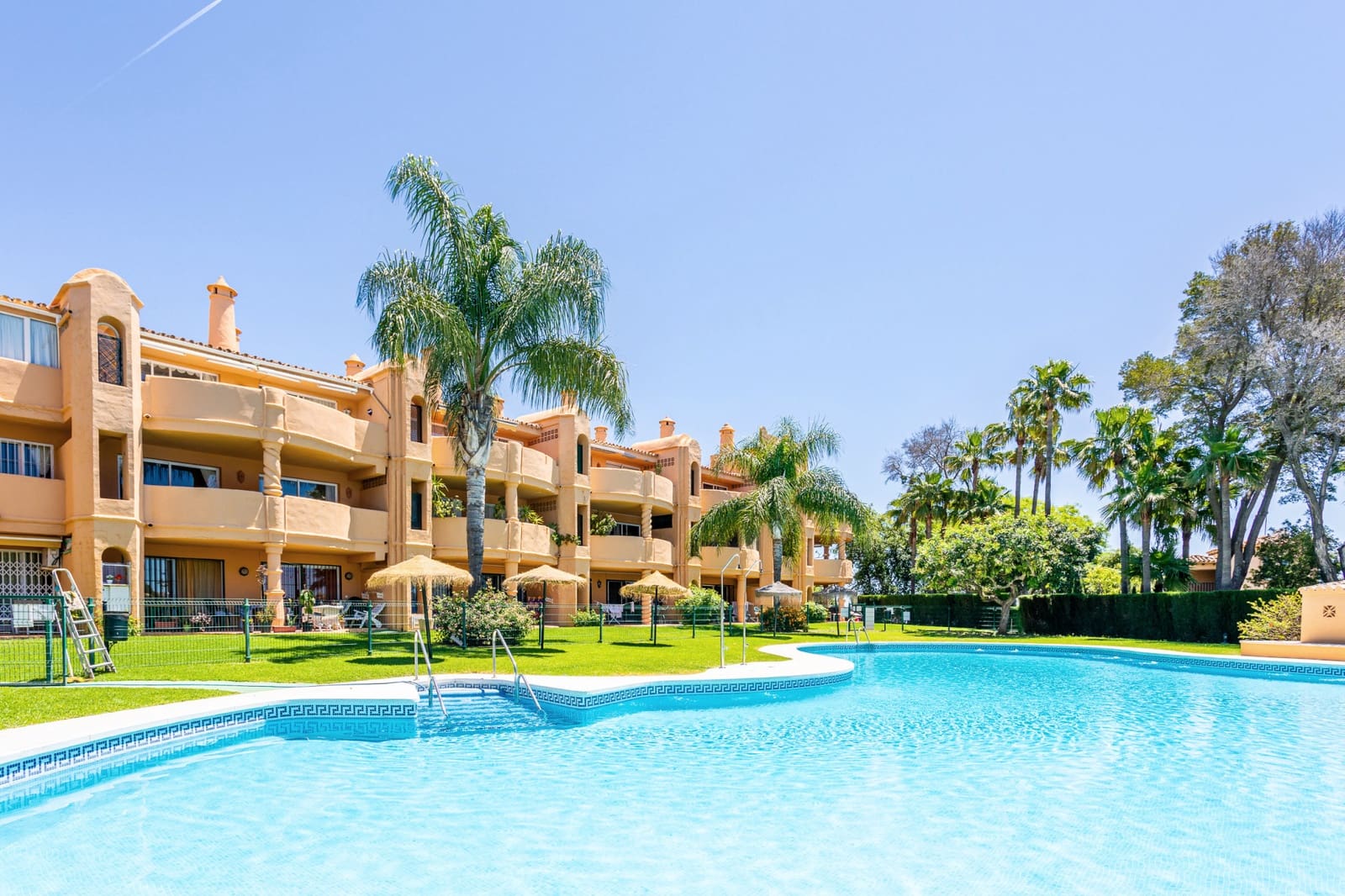 2 quarto Apartamento para venda em Calahonda com piscina - 295 000 € (Ref: 9796890)