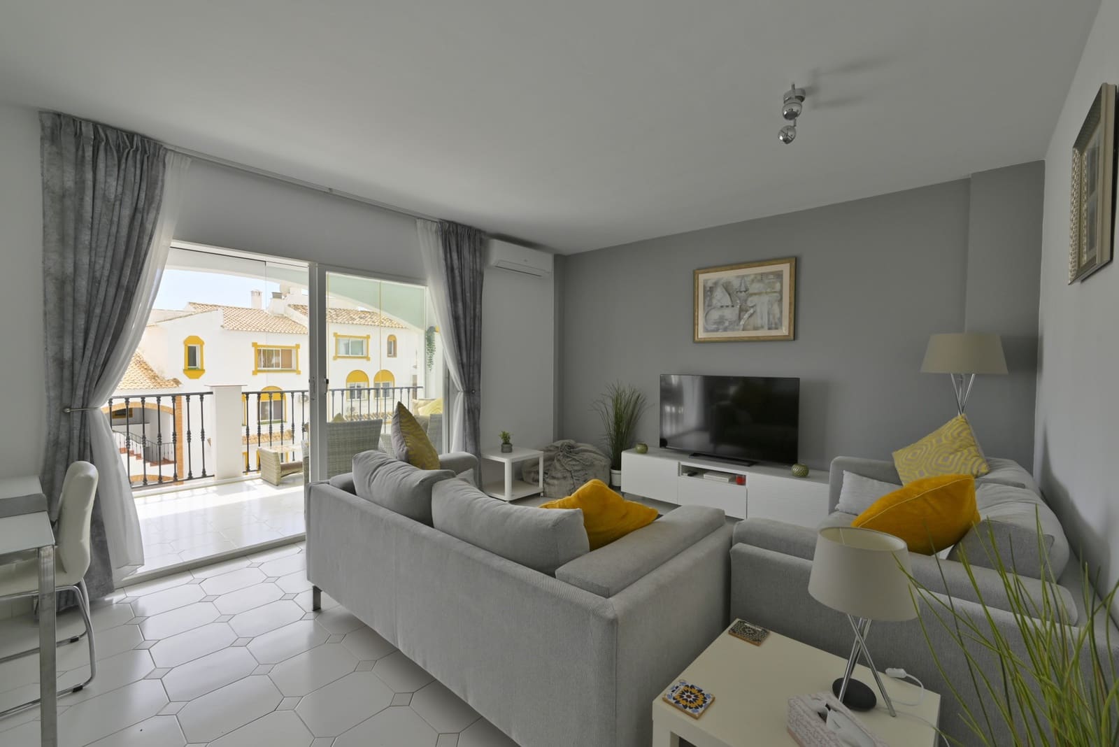 2 bedroom Apartment for sale in Calahonda with pool garage - € 289,000 (Ref: 9798565)