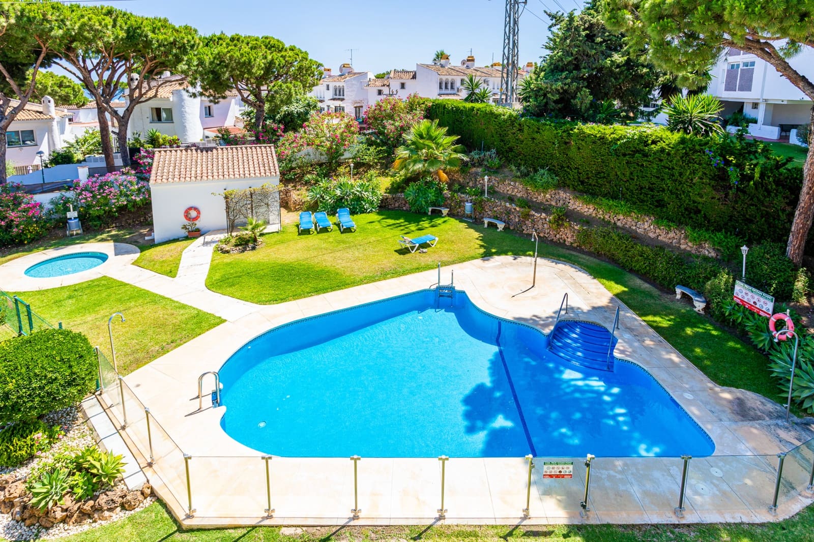 Apartamento de 2 habitaciones en Calahonda en venta con piscina garaje - 381.000 € (Ref: 9805883)