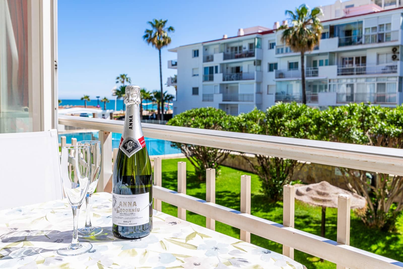 2 bedroom Apartment for sale in Fuengirola with pool - € 535,000 (Ref: 9816795)