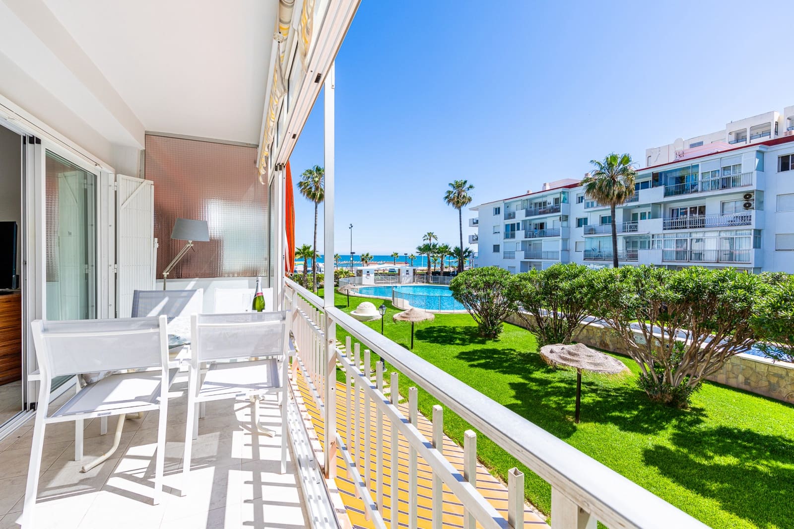 2 bedroom Apartment for sale in Fuengirola with pool - € 535,000 (Ref: 9816795)