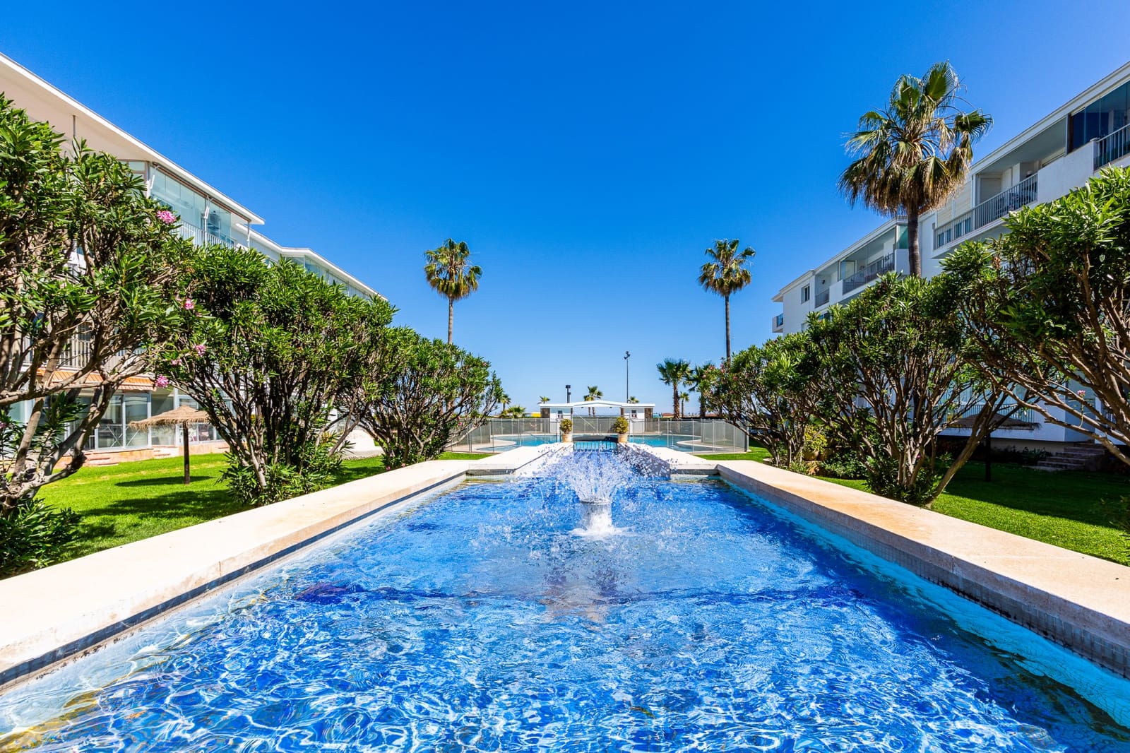 2 bedroom Apartment for sale in Fuengirola with pool - € 535,000 (Ref: 9816795)
