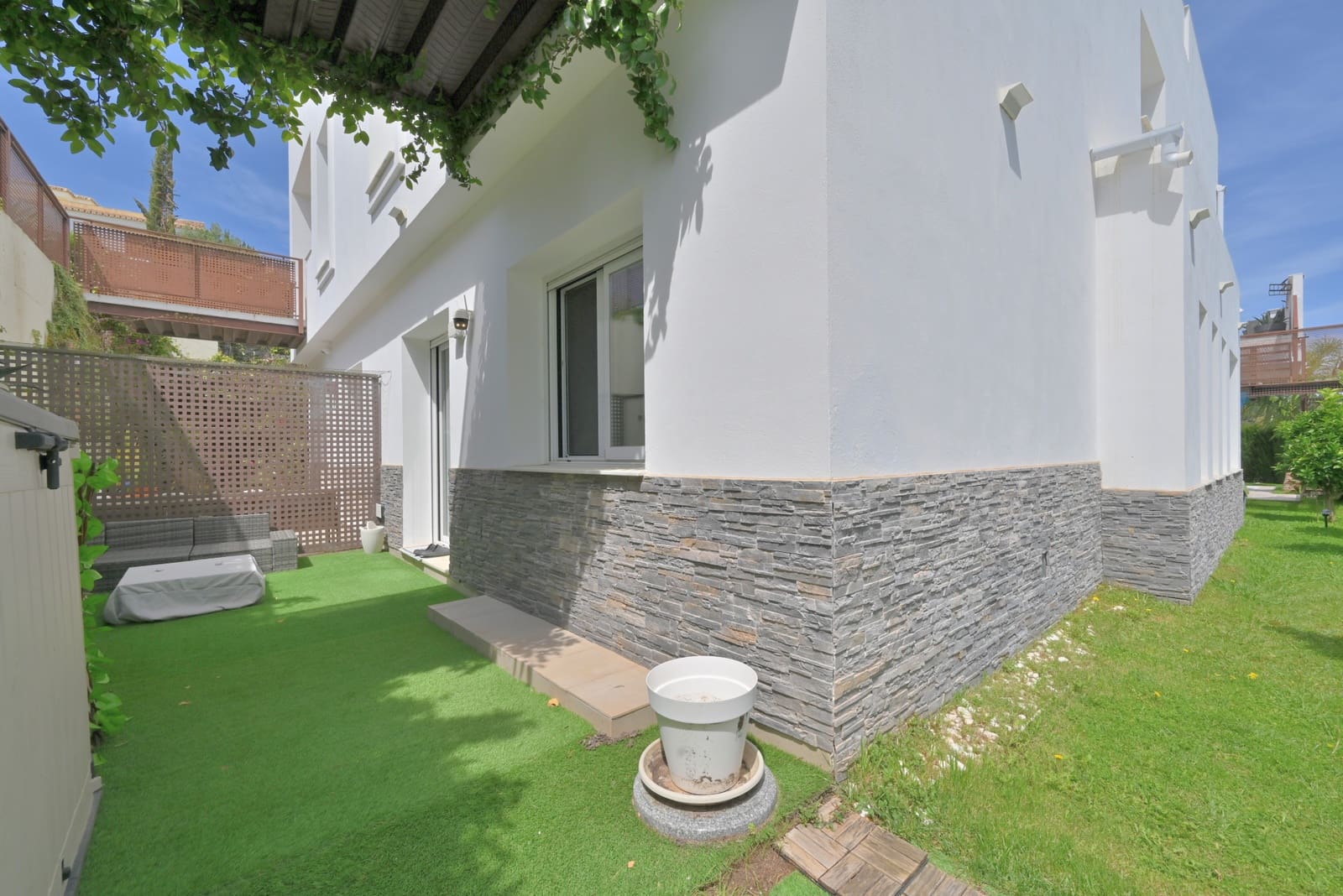 3 bedroom Semi-detached Villa for sale in Riviera del Sol with pool garage - € 1,050,000 (Ref: 9835048)