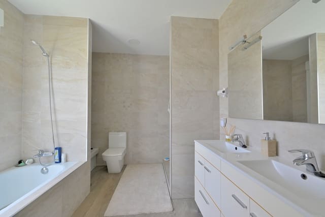 3 soverom Kjedet enebolig til salgs i Riviera del Sol, Mijas med svømmebasseng garasje - € 1 050 000 (Ref: 9835048)