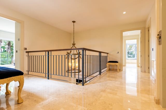 5 sypialnia Willa na sprzedaż w Marbella z basenem garażem - 2 995 000 € (Ref: 9848895)