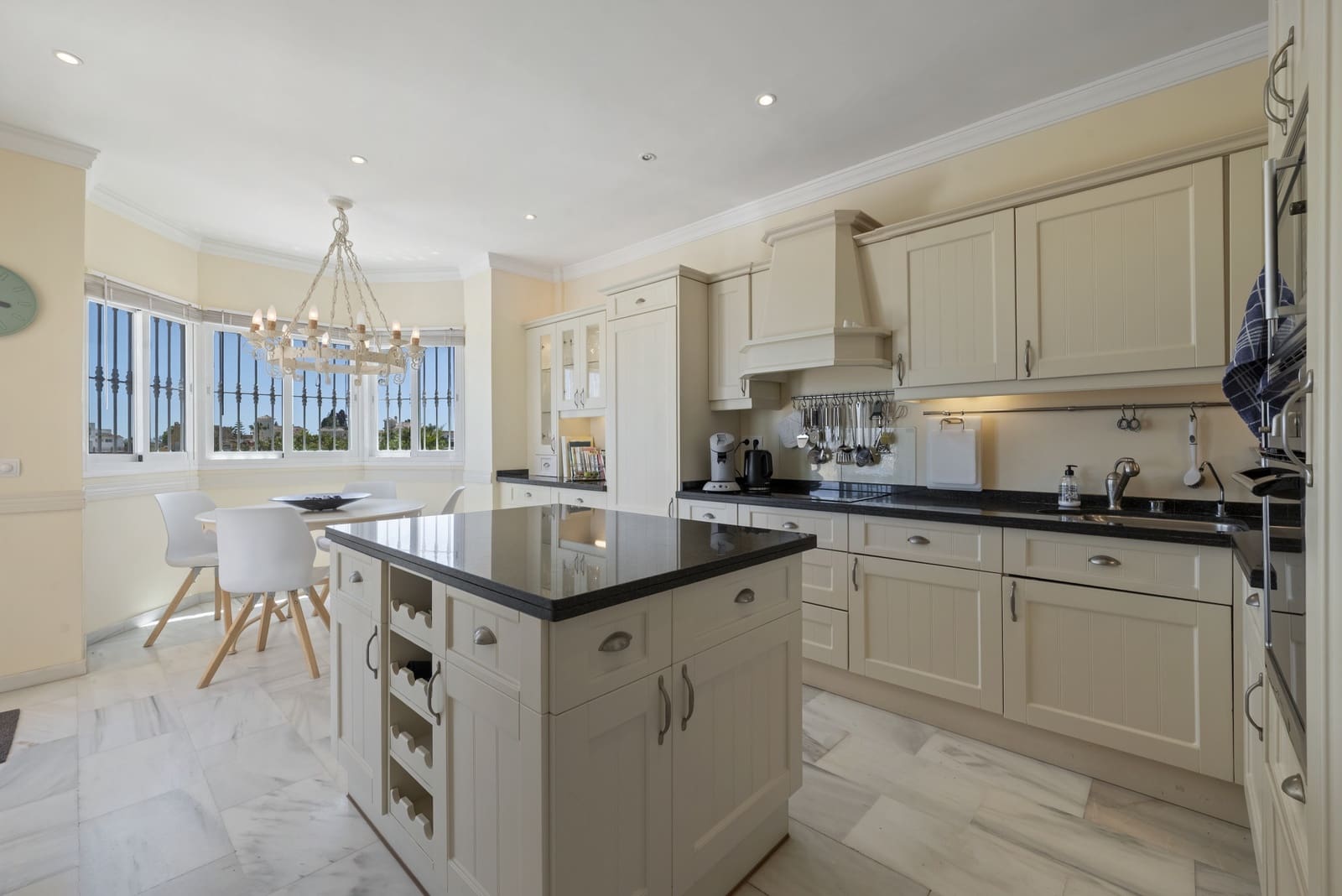 3 bedroom Villa for sale in Mijas Costa with pool garage - € 785,000 (Ref: 9848896)